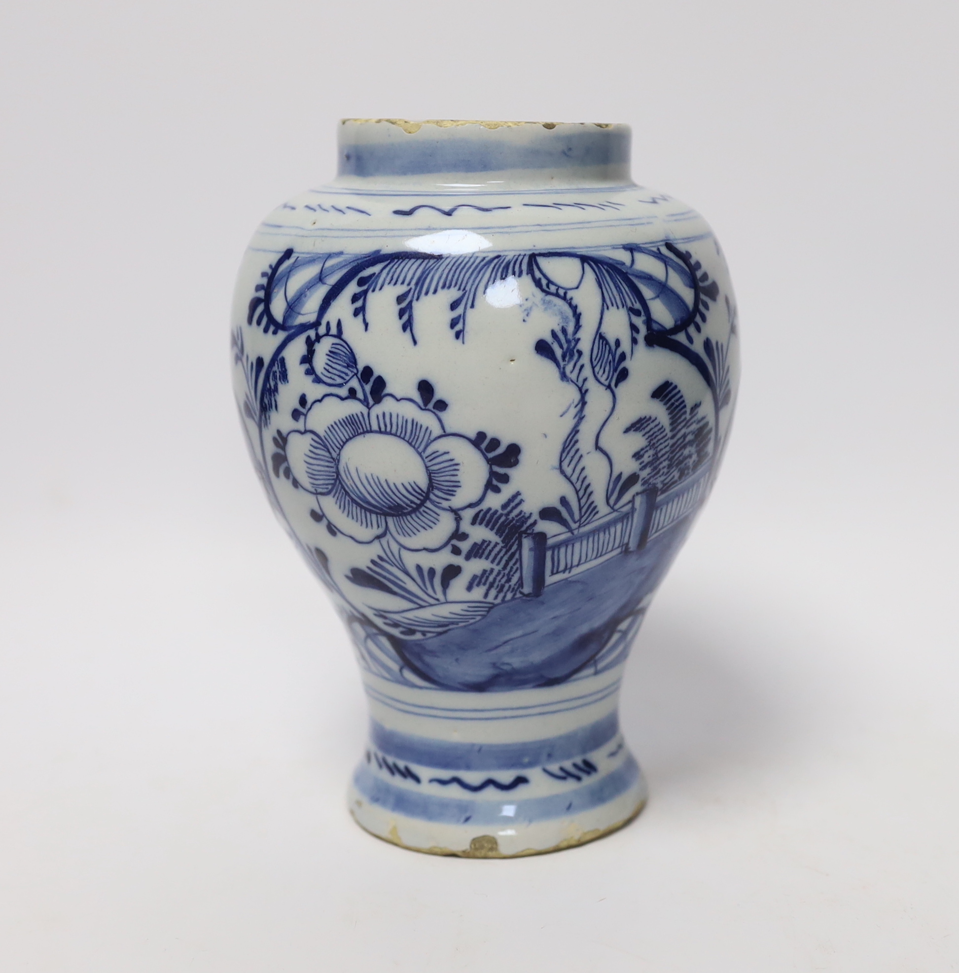 An 18th century Dutch Delft vase, 18cm